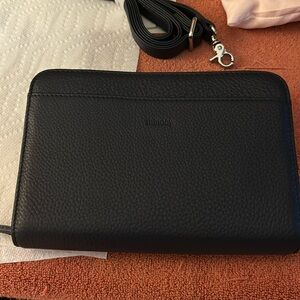 Minooy crossbody wallet.